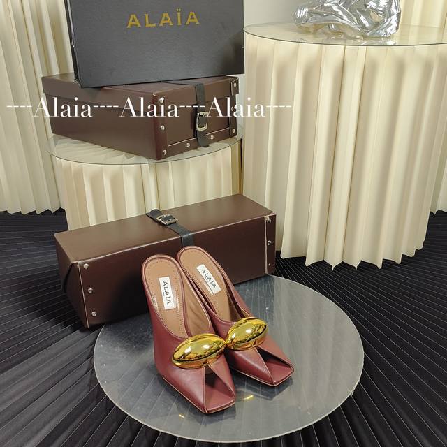 金属鱼嘴高跟单鞋 Alaia｜法国高端一线高定品牌 Azzedinealaia:时尚界最后的手艺人 只忠于展现女性身体曲线的裁剪之王 始创于1979年的品牌al