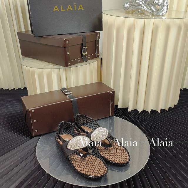 Alaia 独家新品 Alaia 阿莱亚24Ss 走秀款平底芭蕾舞鞋 最近超火的一款平底鞋 章小蕙同款 甜酷芭蕾风 人气超高的一款芭蕾舞鞋，浪漫又迷人 舒适百搭