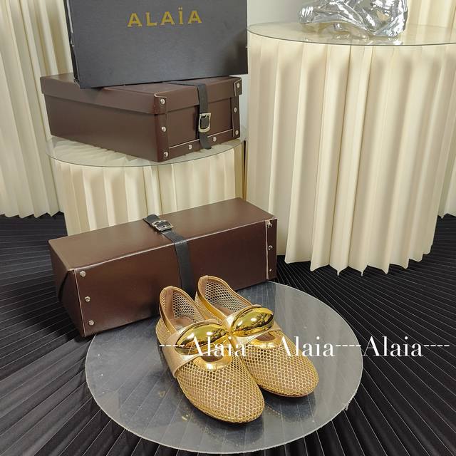 Alaia 独家新品 Alaia 阿莱亚24Ss 走秀款平底芭蕾舞鞋 最近超火的一款平底鞋 章小蕙同款 甜酷芭蕾风 人气超高的一款芭蕾舞鞋，浪漫又迷人 舒适百搭