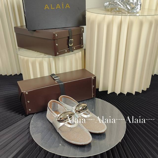 Alaia 独家新品 Alaia 阿莱亚24Ss 走秀款平底芭蕾舞鞋 最近超火的一款平底鞋 章小蕙同款 甜酷芭蕾风 人气超高的一款芭蕾舞鞋，浪漫又迷人 舒适百搭