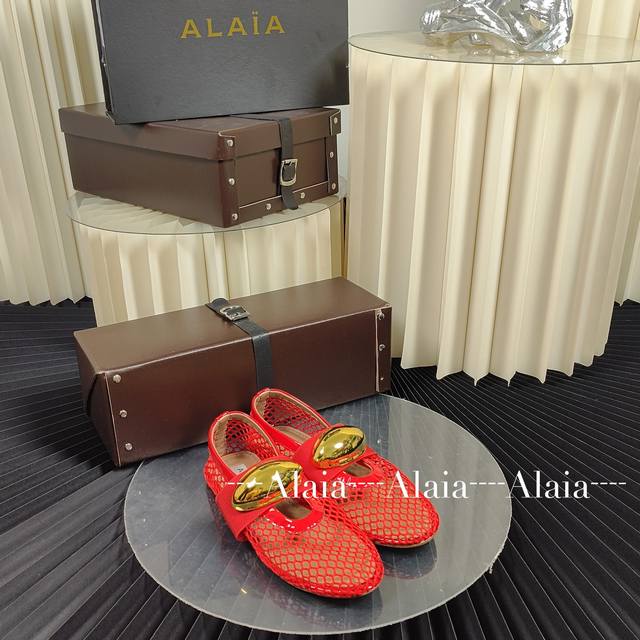 Alaia 独家新品 Alaia 阿莱亚24Ss 走秀款平底芭蕾舞鞋 最近超火的一款平底鞋 章小蕙同款 甜酷芭蕾风 人气超高的一款芭蕾舞鞋，浪漫又迷人 舒适百搭