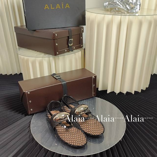 Alaia 独家新品 Alaia 阿莱亚24Ss 走秀款平底芭蕾舞鞋 最近超火的一款平底鞋 章小蕙同款 甜酷芭蕾风 人气超高的一款芭蕾舞鞋，浪漫又迷人 舒适百搭