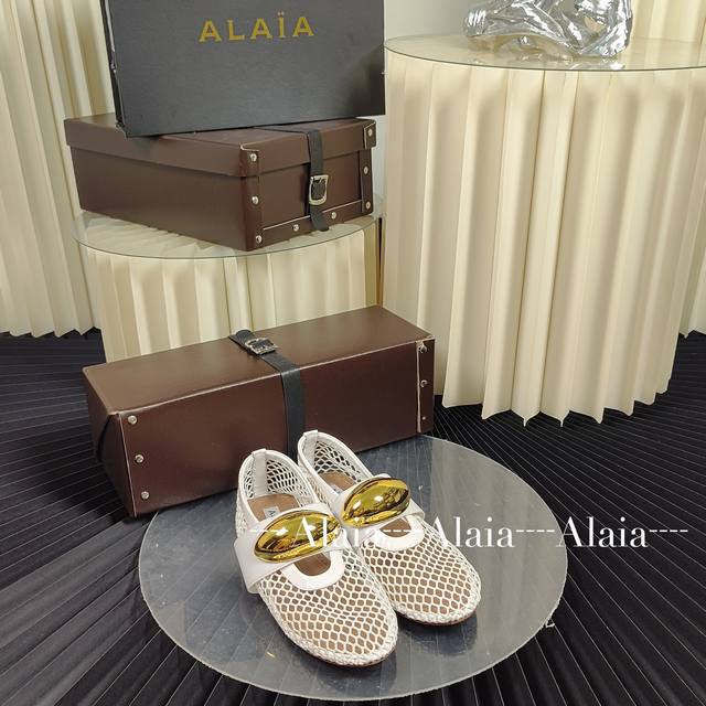 Alaia 独家新品 Alaia 阿莱亚24Ss 走秀款平底芭蕾舞鞋 最近超火的一款平底鞋 章小蕙同款 甜酷芭蕾风 人气超高的一款芭蕾舞鞋，浪漫又迷人 舒适百搭