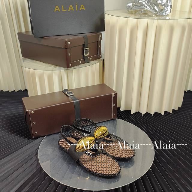 Alaia 独家新品 Alaia 阿莱亚24Ss 走秀款平底芭蕾舞鞋 最近超火的一款平底鞋 章小蕙同款 甜酷芭蕾风 人气超高的一款芭蕾舞鞋，浪漫又迷人 舒适百搭