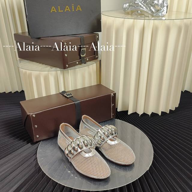 Alaia 独家新品 Alaia 阿莱亚24Ss 走秀款平底芭蕾舞鞋 最近超火的一款平底鞋 章小蕙同款 甜酷芭蕾风 人气超高的一款芭蕾舞鞋，浪漫又迷人 舒适百搭