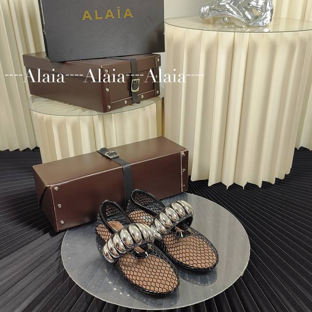 Alaia 独家新品 Alaia 阿莱亚24Ss 走秀款平底芭蕾舞鞋 最近超火的一款平底鞋 章小蕙同款 甜酷芭蕾风 人气超高的一款芭蕾舞鞋，浪漫又迷人 舒适百搭