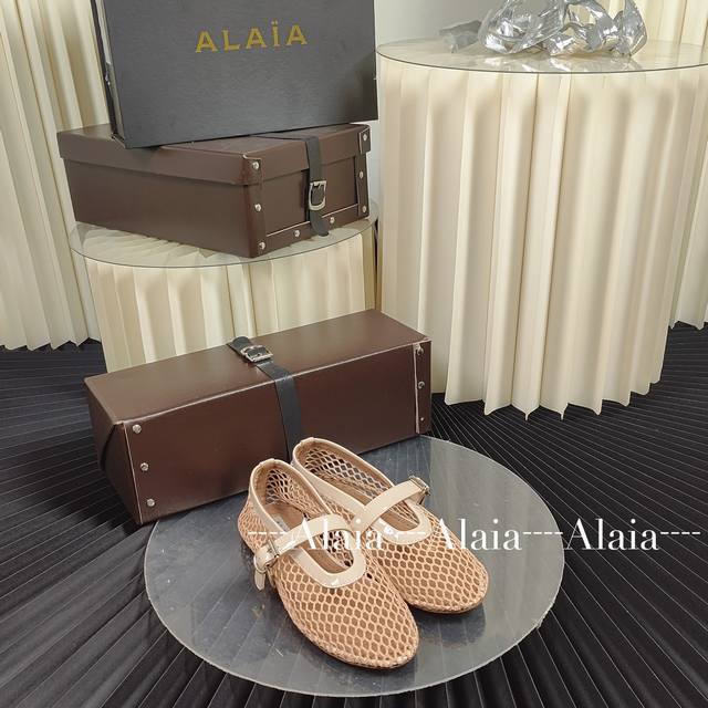 Alaia 24年新款alaia阿莱亚法式芭蕾舞平底拖鞋 Alaia大热门平底鞋，好看又好穿 今年超火的alaia玛丽珍芭蕾舞鞋已出货！明星人手一双。超舒服好穿