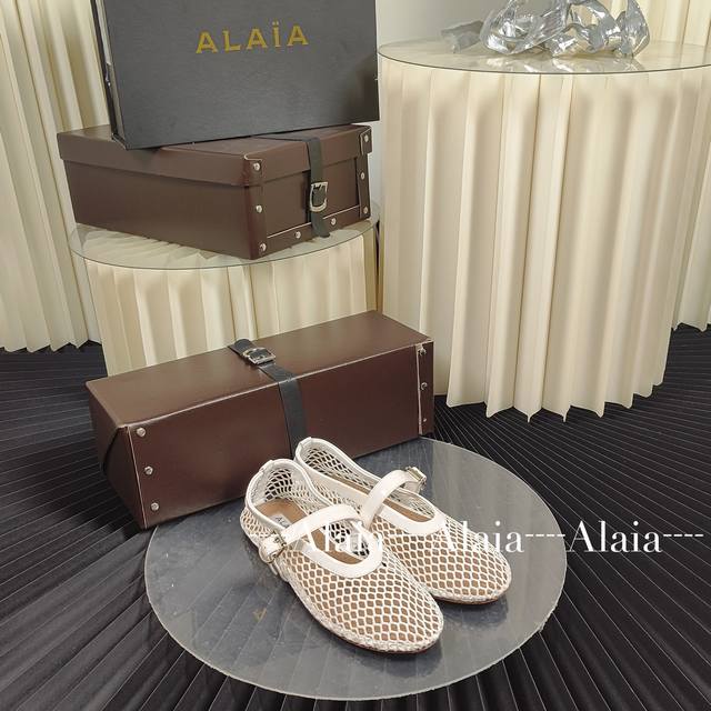 Alaia 24年新款alaia阿莱亚法式芭蕾舞平底拖鞋 Alaia大热门平底鞋，好看又好穿 今年超火的alaia玛丽珍芭蕾舞鞋已出货！明星人手一双。超舒服好穿