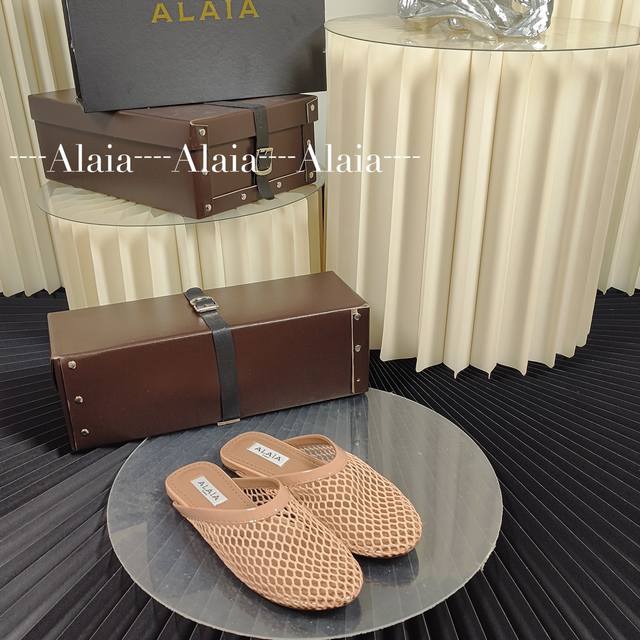 Alaia 24年新款alaia阿莱亚法式芭蕾舞平底拖鞋 Alaia大热门平底鞋，好看又好穿 今年超火的alaia玛丽珍芭蕾舞鞋已出货！明星人手一双。超舒服好穿