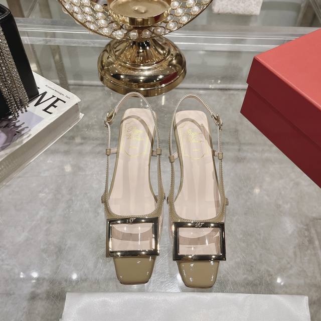 出厂 Roger Vivier 金属方扣4.5Cm凉鞋 2024年春季新款漆皮粗跟凉鞋 限量版彩色凉鞋 “她 只可遇不可求”这是专柜现在对roger Vivie