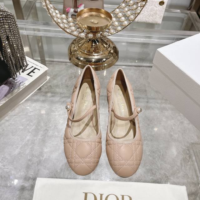 出厂 独家顶级版本 Dior*迪奥 2024Vs 春夏新款系列 圆头小珍珠单鞋 原版购入开发 ！完美还原这款鞋的楦形细节 鞋面进口牛漆皮 内里垫脚细腻小羊皮，看