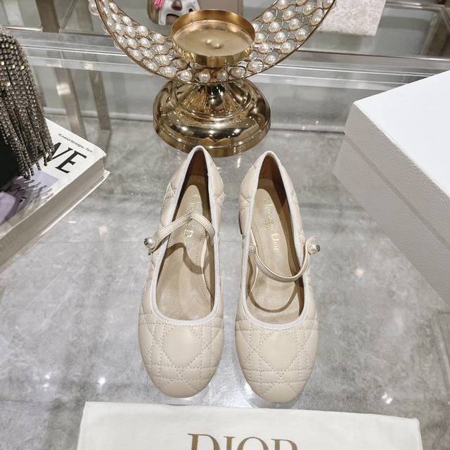 出厂 独家顶级版本 Dior*迪奥 2024Vs 春夏新款系列 圆头小珍珠单鞋 原版购入开发 ！完美还原这款鞋的楦形细节 鞋面进口牛漆皮 内里垫脚细腻小羊皮，看