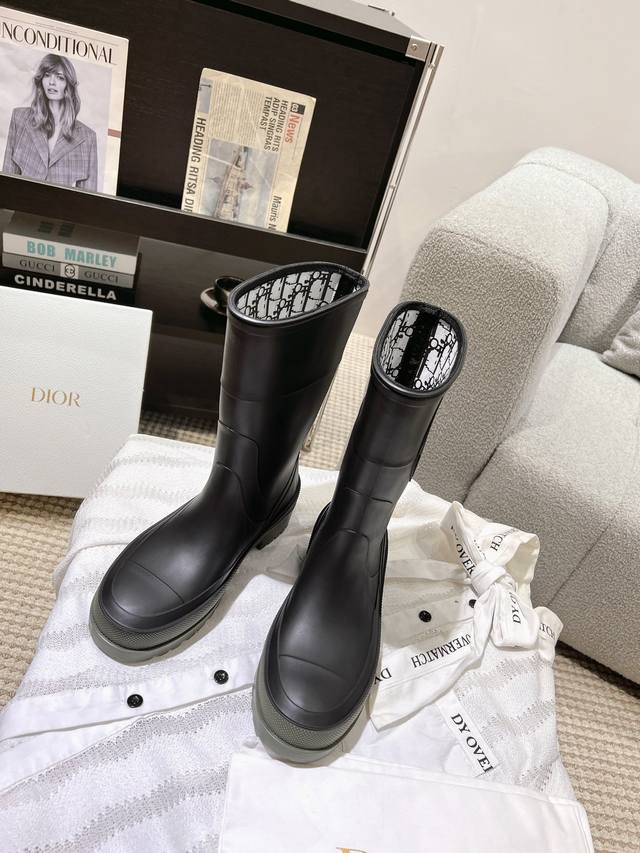 Dior D家24Ss迪丽热巴爆款雨靴 入手一款本季颜值爆表雨靴，国内专柜个位数限量，不是vic完全是拿不到的，我真是太幸运了，真是大爱这雨靴，太喜欢了 上脚软