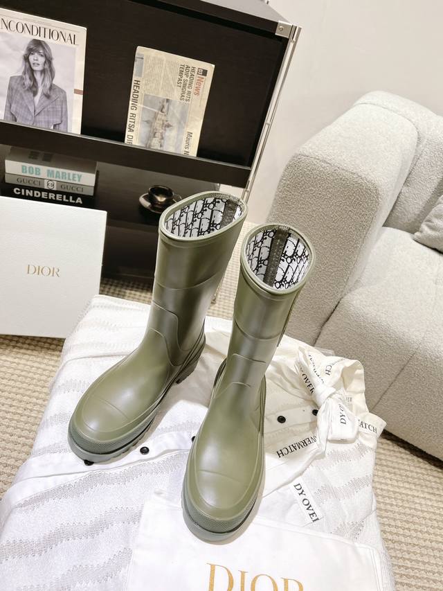 Dior D家24Ss迪丽热巴爆款雨靴 入手一款本季颜值爆表雨靴，国内专柜个位数限量，不是vic完全是拿不到的，我真是太幸运了，真是大爱这雨靴，太喜欢了 上脚软