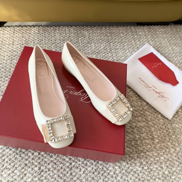 Roger Vivier Ss24 New Arrival～ Rv24春夏 新款tres Vivie 水晶钻扣蝴蝶结芭蕾单鞋 圆头平底女鞋 真皮底 Size 3