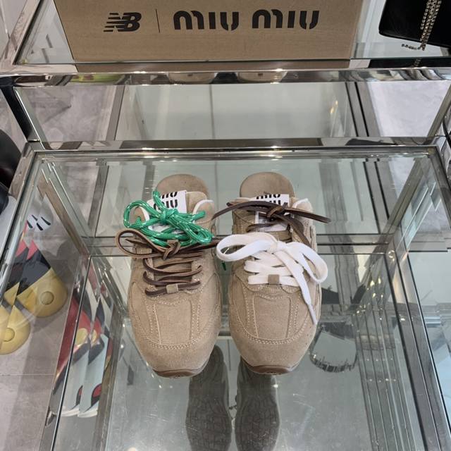 皮面 情侣款miumiu X New Balance 联名款nb运动鞋 半拖 Miu24Ss秋冬秀场爆出的这双与new Balance 新百伦联名款运动 球鞋