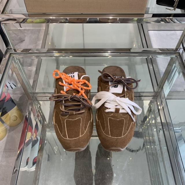 皮面 情侣款miumiu X New Balance 联名款nb运动鞋 半拖 Miu24Ss秋冬秀场爆出的这双与new Balance 新百伦联名款运动 球鞋