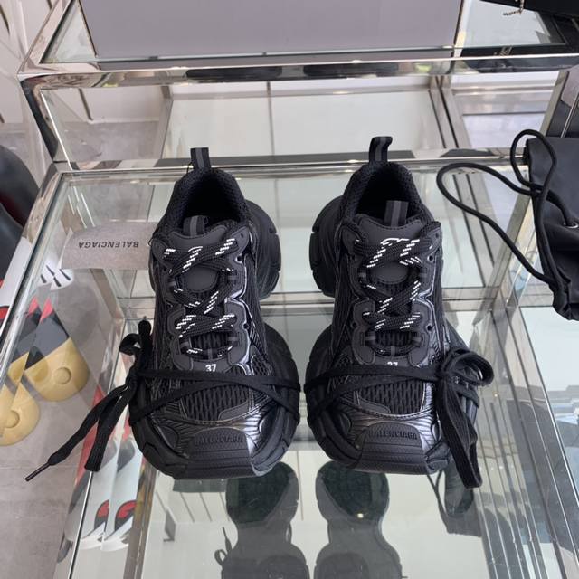 Balenciaga 巴黎世家 最新3Xl配色 情侣款休闲 老爹鞋 运动鞋 整体鞋型汲取了balenciaga Track和balenciaga Runner两