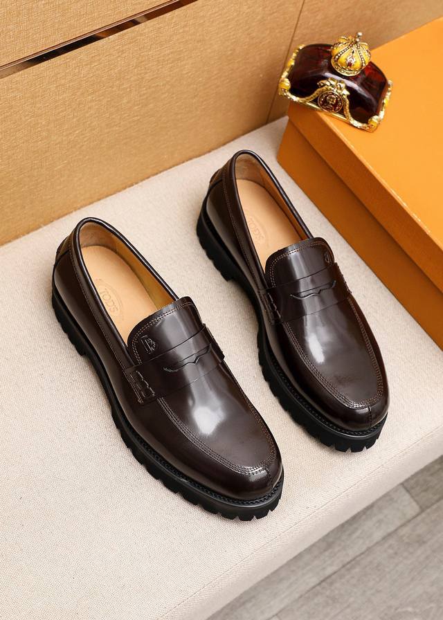 商品商标：Tods 托德斯 休闲皮鞋 正码码数: 39-44 38.45订制 商品材料：精选 头层开边珠牛皮鞋面，进口牛皮内里。强烈立体视觉效果，发泡大底 颜