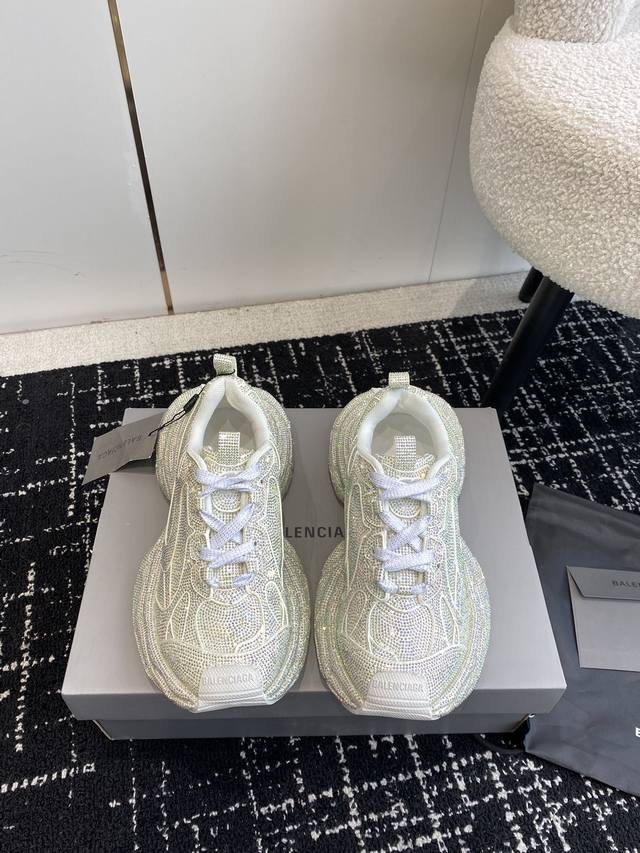 代购级 新款 Balenciaga 3Xl Sneaker 满钻施华洛世奇系列 鞋面鞋身全部用满钻覆盖 整体呈现奢华感觉 鞋型汲取了balenciaga Tra