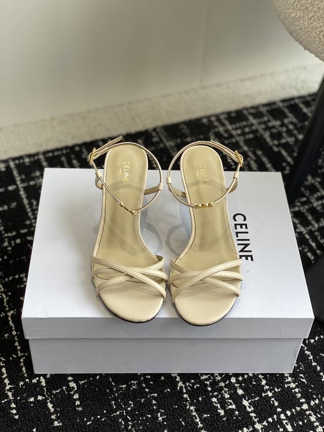 代购级 Celine 思琳 24Ss 春夏最新款时髦 猫跟 细带 凉鞋 简直绝绝子了 复古的点上带上了满分时髦感颜值 绝 原版购入开发 依旧最高输出还原 原版定