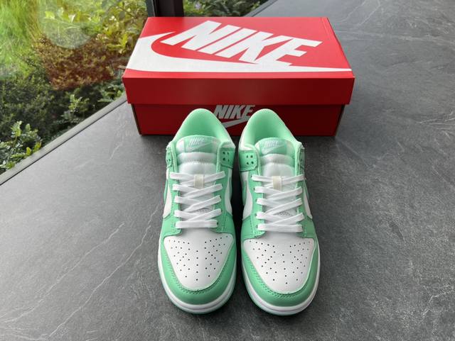 蒂芙尼绿 情侣款 纯原 Nike Dunk Low “Green Glow”蒂芙尼绿 Dd1503-105 此款nike Dunk Low以绿、白色麂皮搭配设计