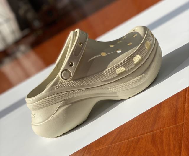 平台专供 Crocs卡骆驰 Classic Clog 小鲸鱼 复古克骆格运动凉鞋 Crocs卡骆驰 Classic Clog 小鲸鱼 复古克骆格运动凉鞋 具有更