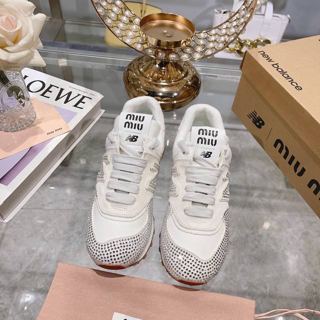 出厂 独家顶级版本 2024水晶 爆款miumiu X New Balance 574联名款nb运动鞋系列 574联名复古运动鞋 原版一比一开模复刻，Miu M