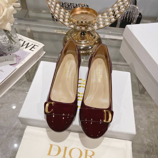 出厂 迪奥 Dior 2024新款c’Est高定系列粗跟方头女单鞋 明星同款cd字母logo五金市面顶级高端版本 材质:鞋面进口牛漆皮+水染羊皮内里+意大利真皮