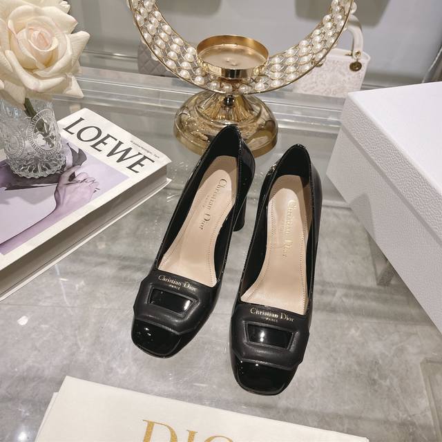 出厂 迪奥 Dior 2023秋冬新款原版开发 小圆头创意方形皮扣搭配经典logo 上脚随意搭配 非常完美 今年秋冬女神鞋柜必入的款式！居家 外出都妥妥的跟高3