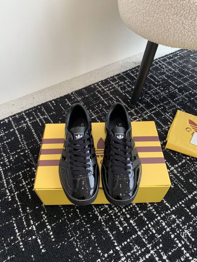 代购级 男10 Adidas X Gucci 24Ss 联名款运动鞋 情侣款休闲板鞋 爆款 融汇两个品牌丰富且历史悠久的典藏元素 联名系列在三根线条的组合中承袭