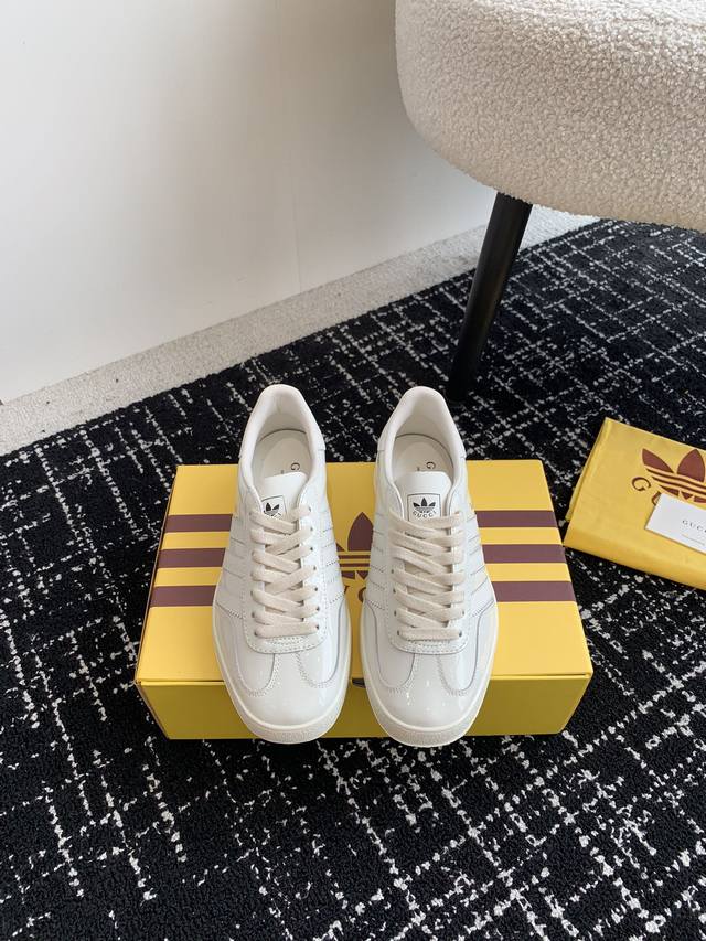 代购级 男10 Adidas X Gucci 24Ss 联名款运动鞋 情侣款休闲板鞋 爆款 融汇两个品牌丰富且历史悠久的典藏元素 联名系列在三根线条的组合中承袭