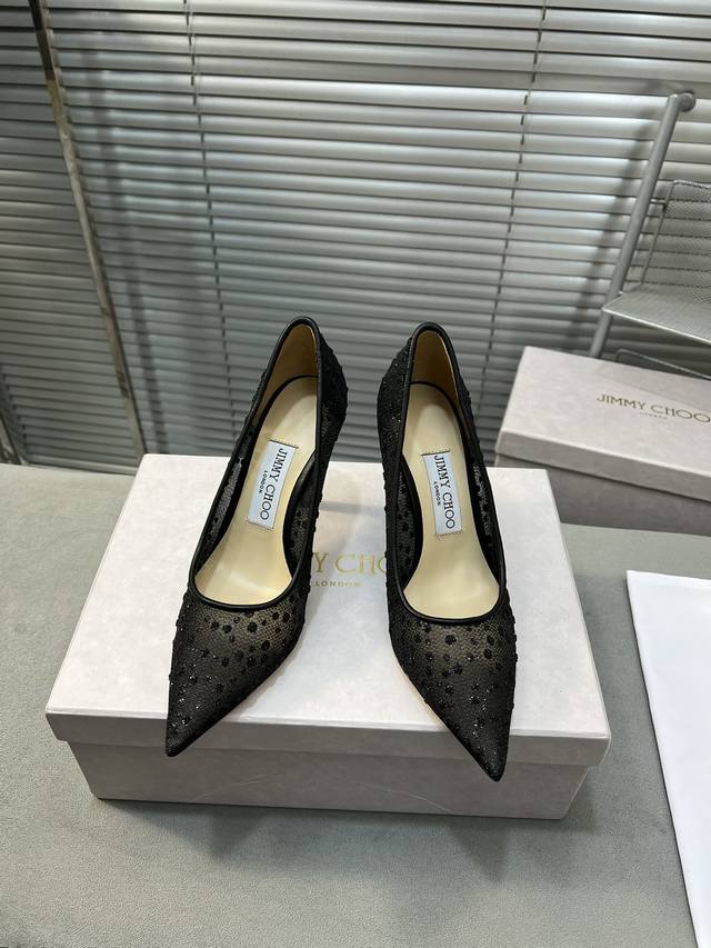 Jimmy Choo｜吉米周经典love网纱系列高跟鞋 Jc家的鞋子众所周知都是无一例外的仙女美 尤其是这款细闪亮片点缀 独家纯手工褶皱工艺 耗时耗力 网纱若隐