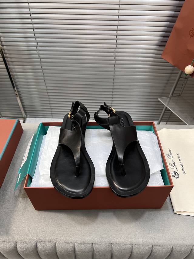 出厂价： Loro Piana2024新款夹脚凉鞋，上脚超好看的一款凉鞋！ 面料：进口牛皮 内里：牛皮里 大底：橡胶底 码数：35-40 41，定做不退换