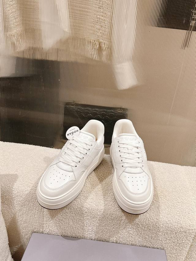 只有女款 Hogan Ss24运动鞋新品 厚底鞋 春夏运动鞋新品脚感轻盈，增高效果满分 小牛皮材质，科技立体弹力内垫 码数：35-40