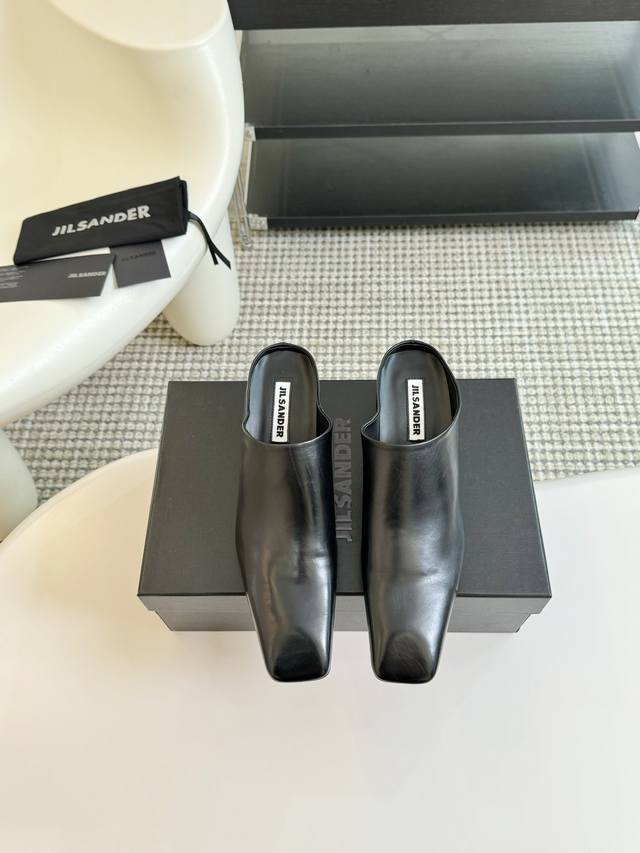 Jil Sander 24 小方头坡跟皮拖 穆勒鞋 对鞋子有强烈要求舒适感的 必入的一款，適合懶人穿的 一套进去就可以出門了，知性有個性的姐妹不要錯過 鞋面：牛