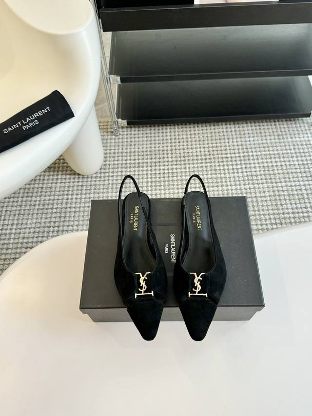 Saint Laurent 24 尖头平底凉鞋 是谁爱死了这复古的动物纹平底鞋 一双舒适又轻便的穆勒鞋简直就是时髦精们的必备了 火遍全网的老钱风、极简风、知识分