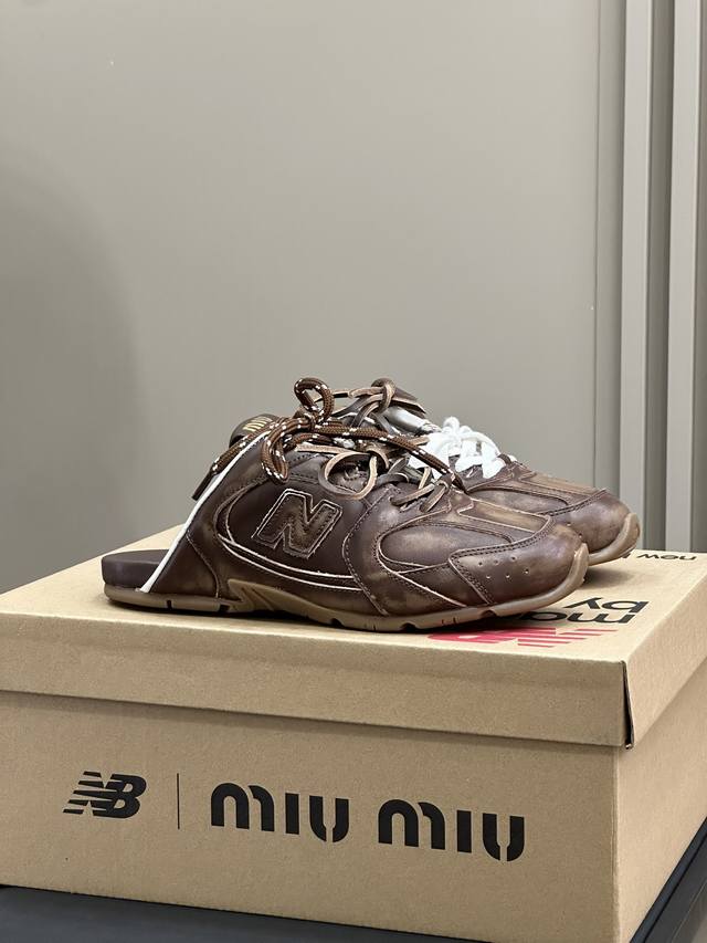 出厂p 男款10。Miu Miu × Nb合作款 情侣款半拖 Miu Miu X New Balance 24Ss 好看惨喽 经典鞋型 自带流量的，随性慵懒又不