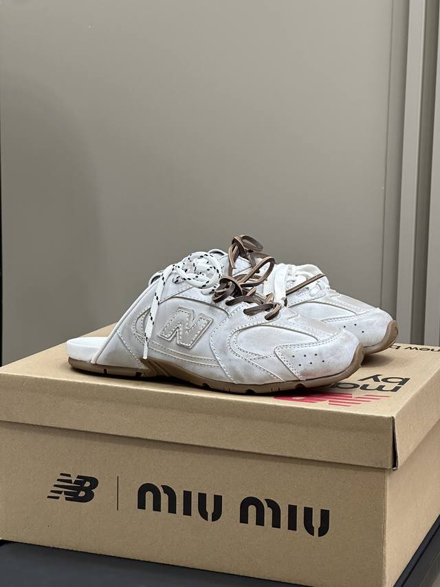 出厂p 男款10。Miu Miu × Nb合作款 情侣款半拖 Miu Miu X New Balance 24Ss 好看惨喽 经典鞋型 自带流量的，随性慵懒又不