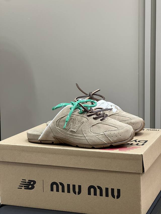 出厂 男款10。Miu Miu × Nb合作款 情侣款半拖 Miu Miu X New Balance 24Ss 好看惨喽 经典鞋型 自带流量的，随性慵懒又不乏