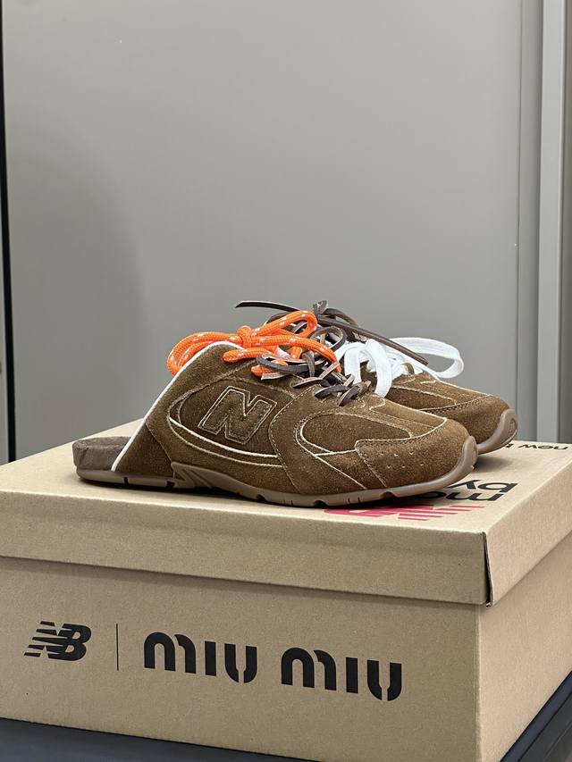 出厂 男款10。Miu Miu × Nb合作款 情侣款半拖 Miu Miu X New Balance 24Ss 好看惨喽 经典鞋型 自带流量的，随性慵懒又不乏