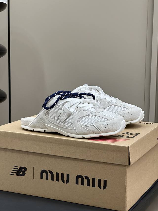 出厂 男款10。Miu Miu × Nb合作款 情侣款半拖 Miu Miu X New Balance 24Ss 好看惨喽 经典鞋型 自带流量的，随性慵懒又不乏