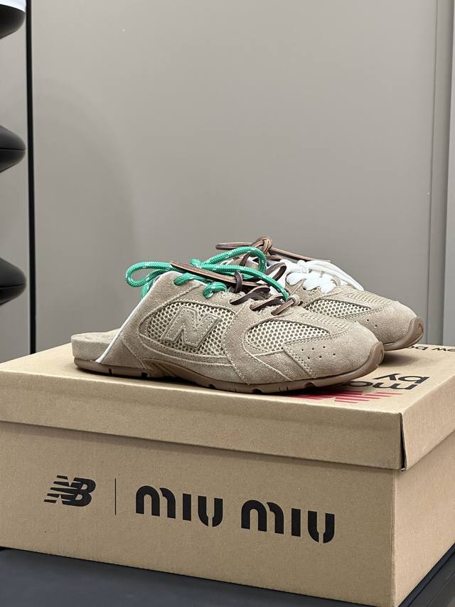 出厂 男款10。Miu Miu × Nb合作款 情侣款半拖 Miu Miu X New Balance 24Ss 好看惨喽 经典鞋型 自带流量的，随性慵懒又不乏