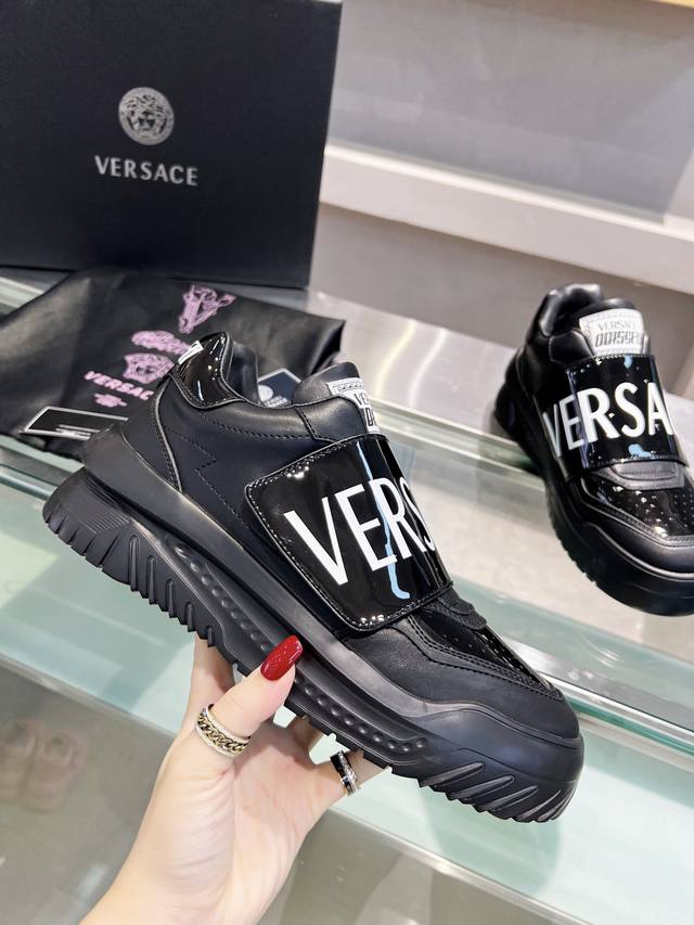 Versace，2024火遍全网人手一双， 大底采用versace 范思哲原版轻便减震大底，让登山及运动爱好者无运动压力上脚超舒适，鞋面采用意大利进口牛皮，鞋面