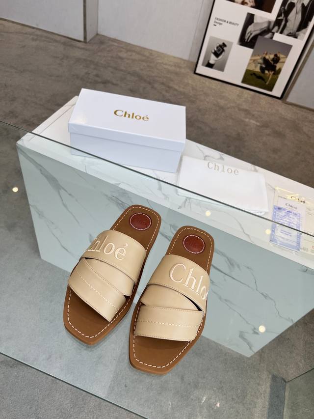 Chloe 克洛伊 最新的牛皮交叉罗马拖鞋 并不是一般的帆布 电绣艺原版私模高密度橡胶发泡鞋底 人工固特异手法穿线 配上后掌位置挖槽填充牛皮小垫 所有的位置刚刚