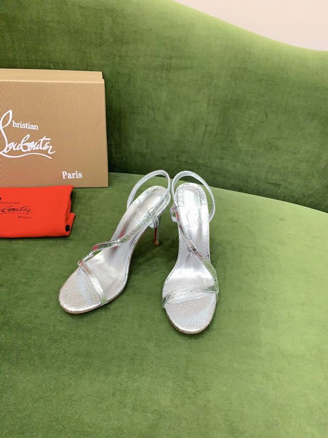 光面 钻面 Christian Loubouti* 新款水钻绕带红底高跟凉鞋 流畅的曲线勾勒曼妙风情 尽显性感风姿 鞋面牛皮 内里垫脚羊皮 原版进口ar1顶级真