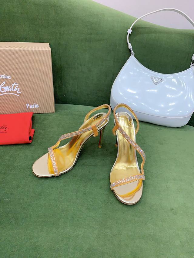 光面 钻面 Christian Loubouti* 新款水钻绕带红底高跟凉鞋 流畅的曲线勾勒曼妙风情 尽显性感风姿 鞋面牛皮 内里垫脚羊皮 原版进口ar1顶级真