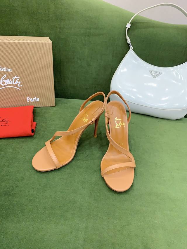 光面 钻面 Christian Loubouti* 新款水钻绕带红底高跟凉鞋 流畅的曲线勾勒曼妙风情 尽显性感风姿 鞋面牛皮 内里垫脚羊皮 原版进口ar1顶级真