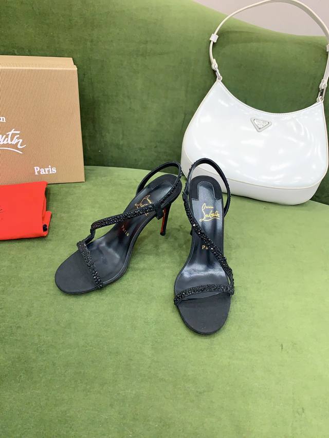 光面 钻面 Christian Loubouti* 新款水钻绕带红底高跟凉鞋 流畅的曲线勾勒曼妙风情 尽显性感风姿 鞋面牛皮 内里垫脚羊皮 原版进口ar1顶级真