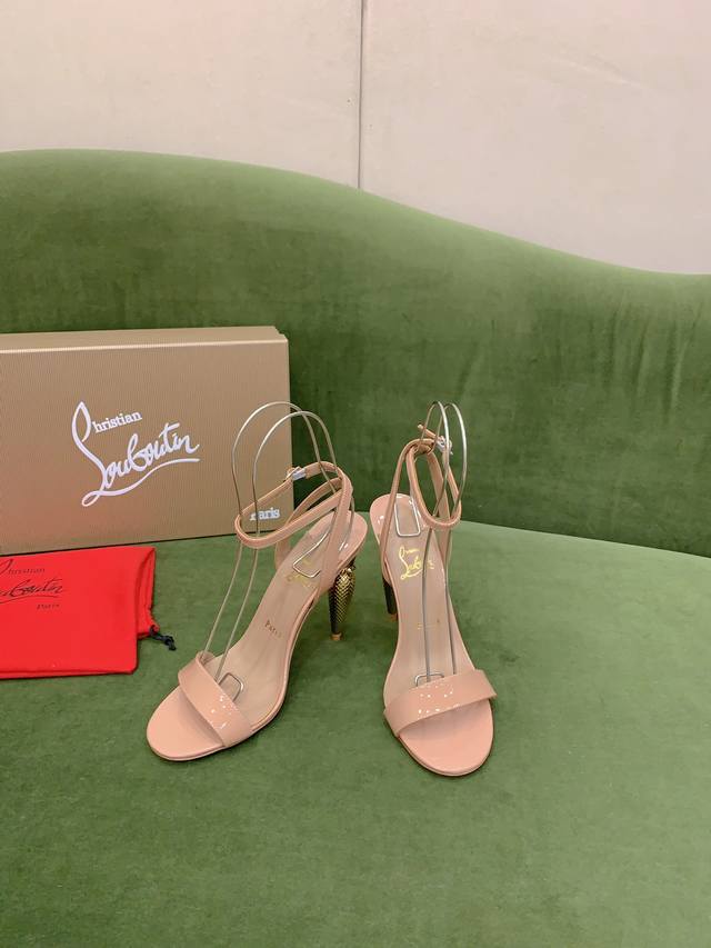 出厂价 Christian Loubouti* 经典口红跟高跟凉鞋 女王权杖化为鞋跟 美到极致 流畅的曲线勾勒曼妙风情 尽显性感风姿 万年经典款 鞋面牛漆皮 内